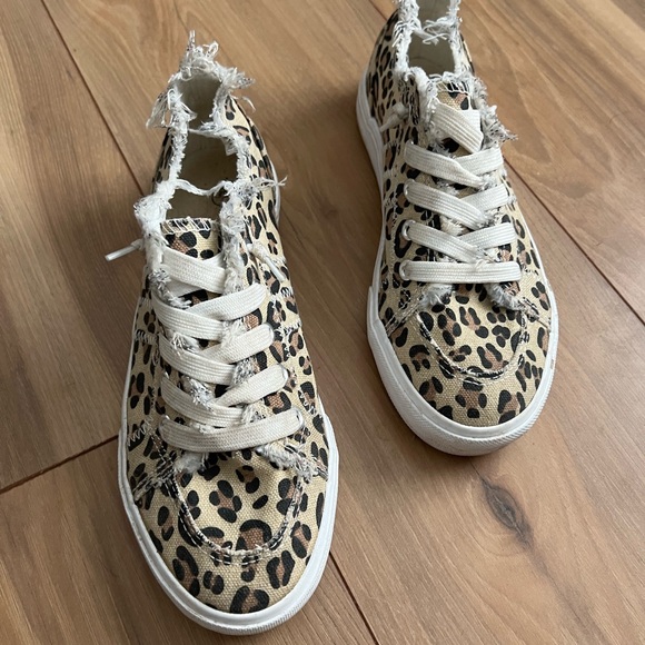 Leopard Print Casual Sneakers - Picture 2 of 4